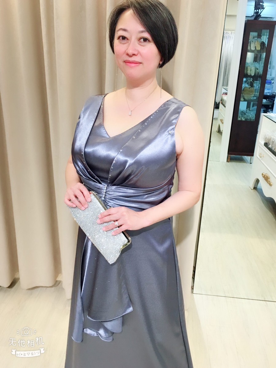 台北媽媽禮服,大尺碼,亮銀灰,緞面,水鑽線條,晚禮服